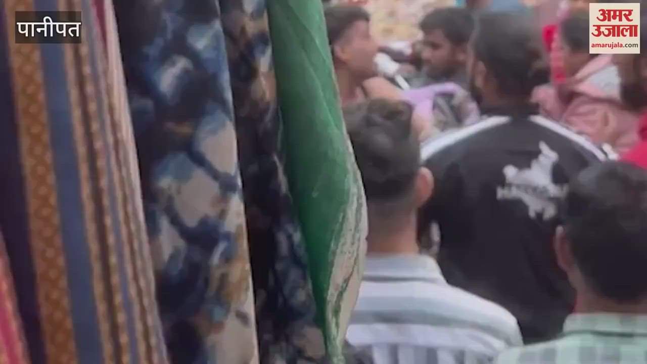 VIDEO : Shopkeepers beat up a young man who was dancing obscenely in the market wearing women's clothes