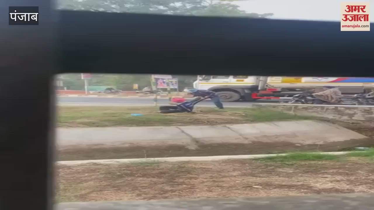 VIDEO : कॉलेज छात्रों पर जानलेवा हमला, आरोपी मारते रहे, लोग बने रहे तमाशबीन