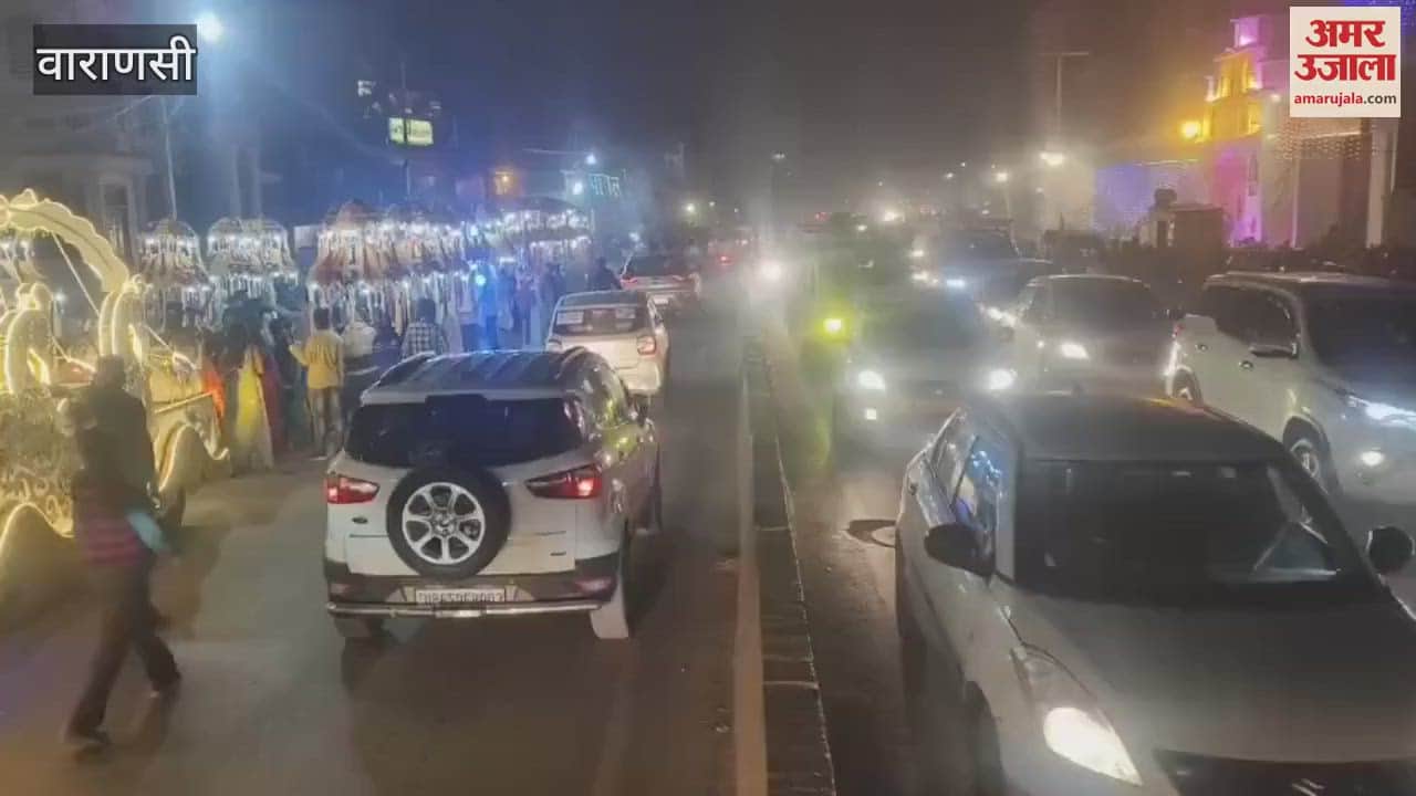 VIDEO : Varanasi Careless people do dance on road public helpless in jam traffic system shambles