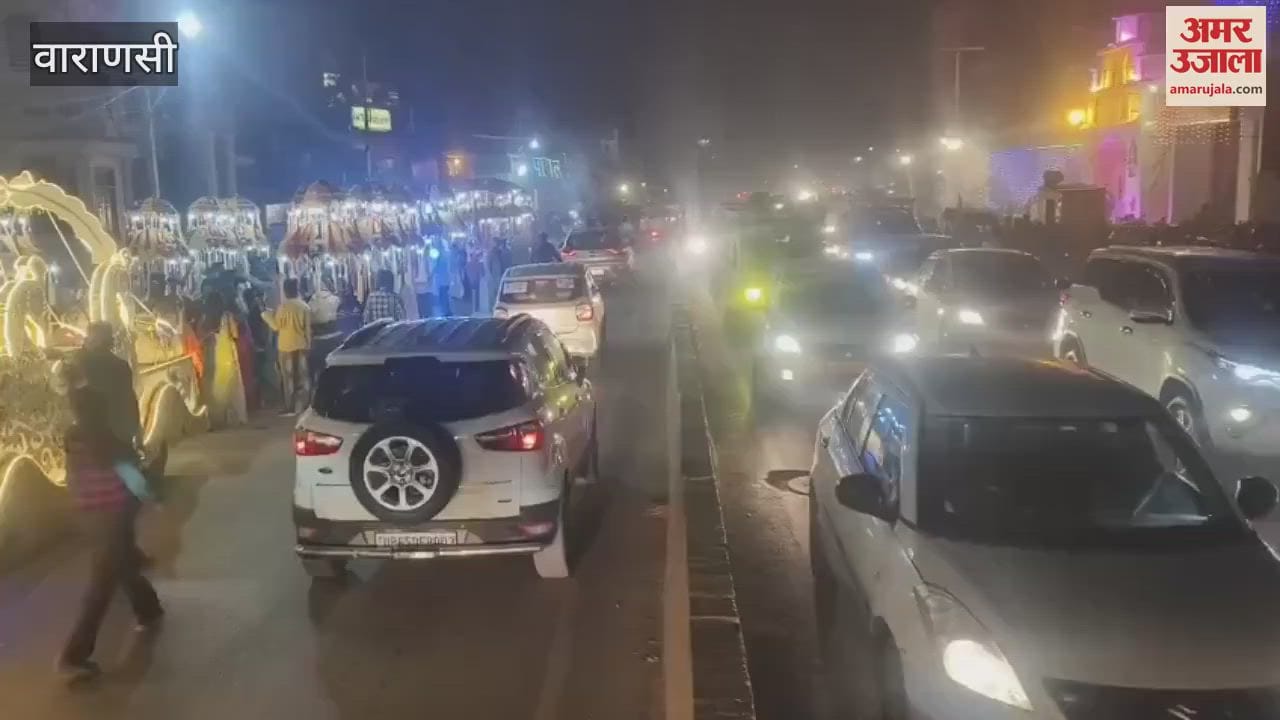 VIDEO : Varanasi Careless people do dance on road public helpless in jam traffic system shambles