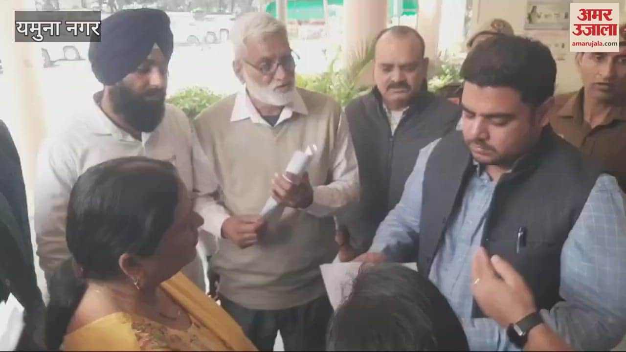 VIDEO : Anger over sewerage problem in Yamunanagar, protest at Mini Secretariat