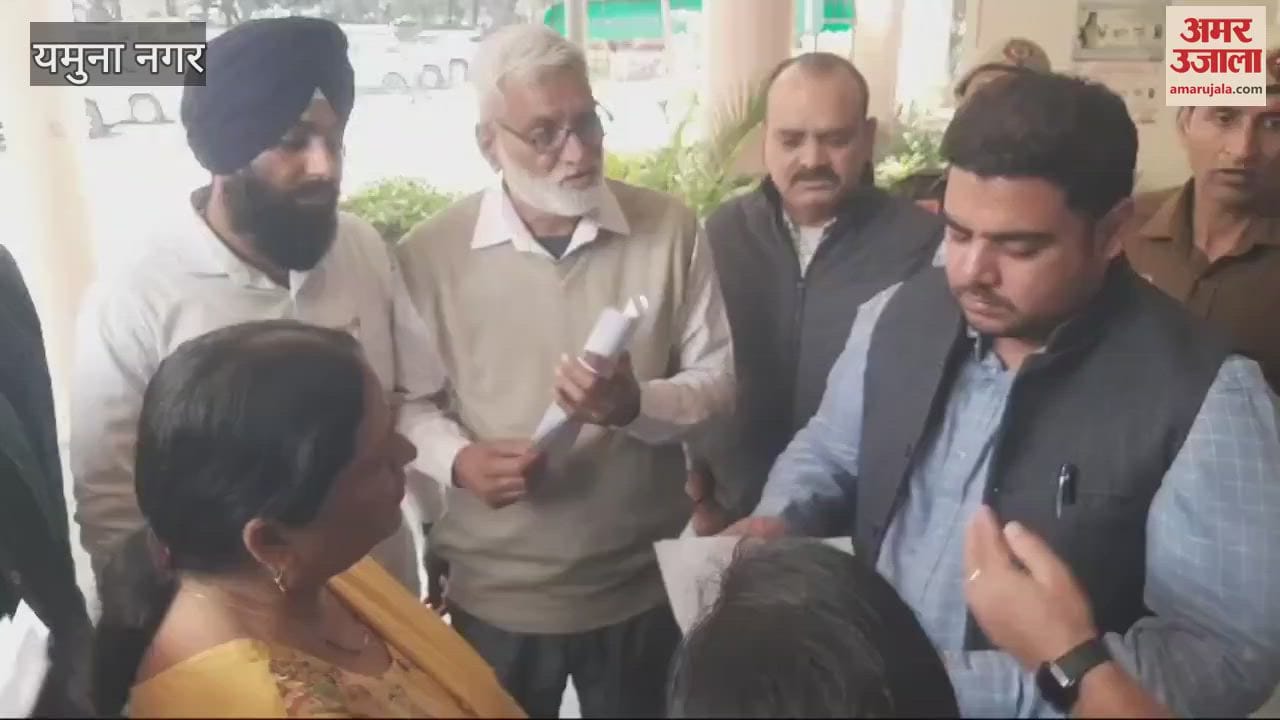 VIDEO : Anger over sewerage problem in Yamunanagar, protest at Mini Secretariat