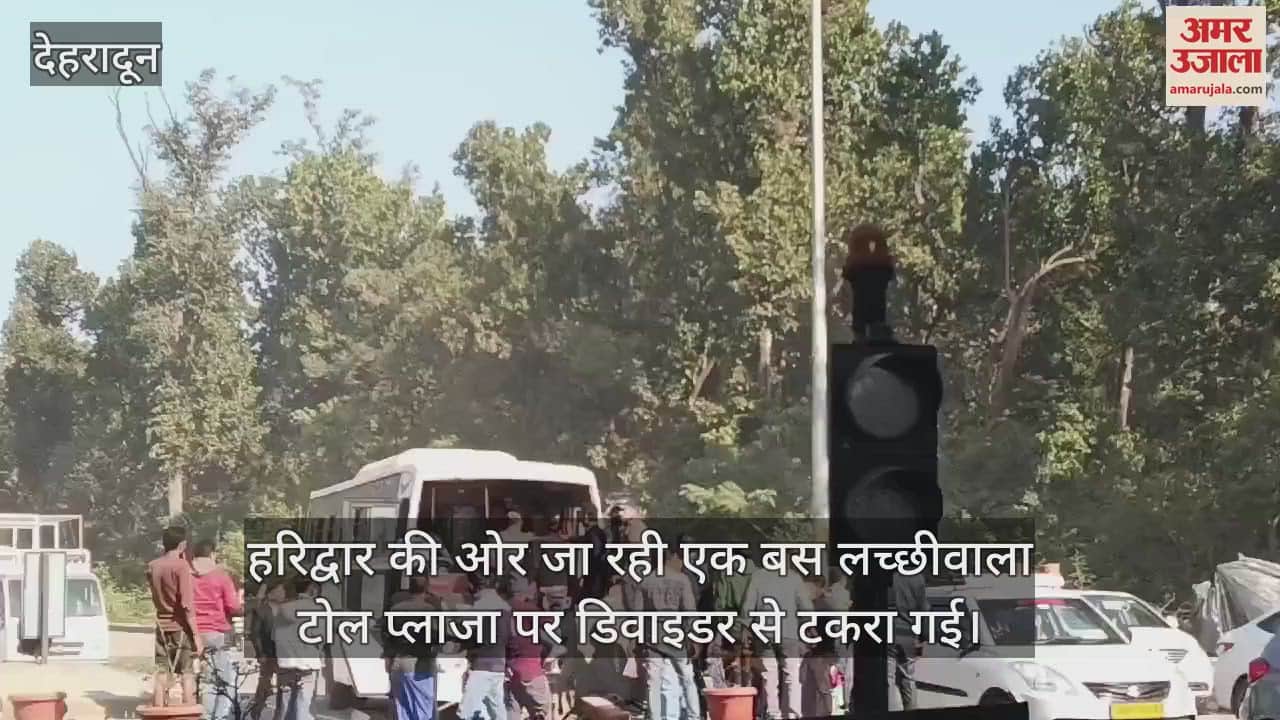 VIDEO : Bus carrying barati collided with divider at Lachhiwala toll plaza