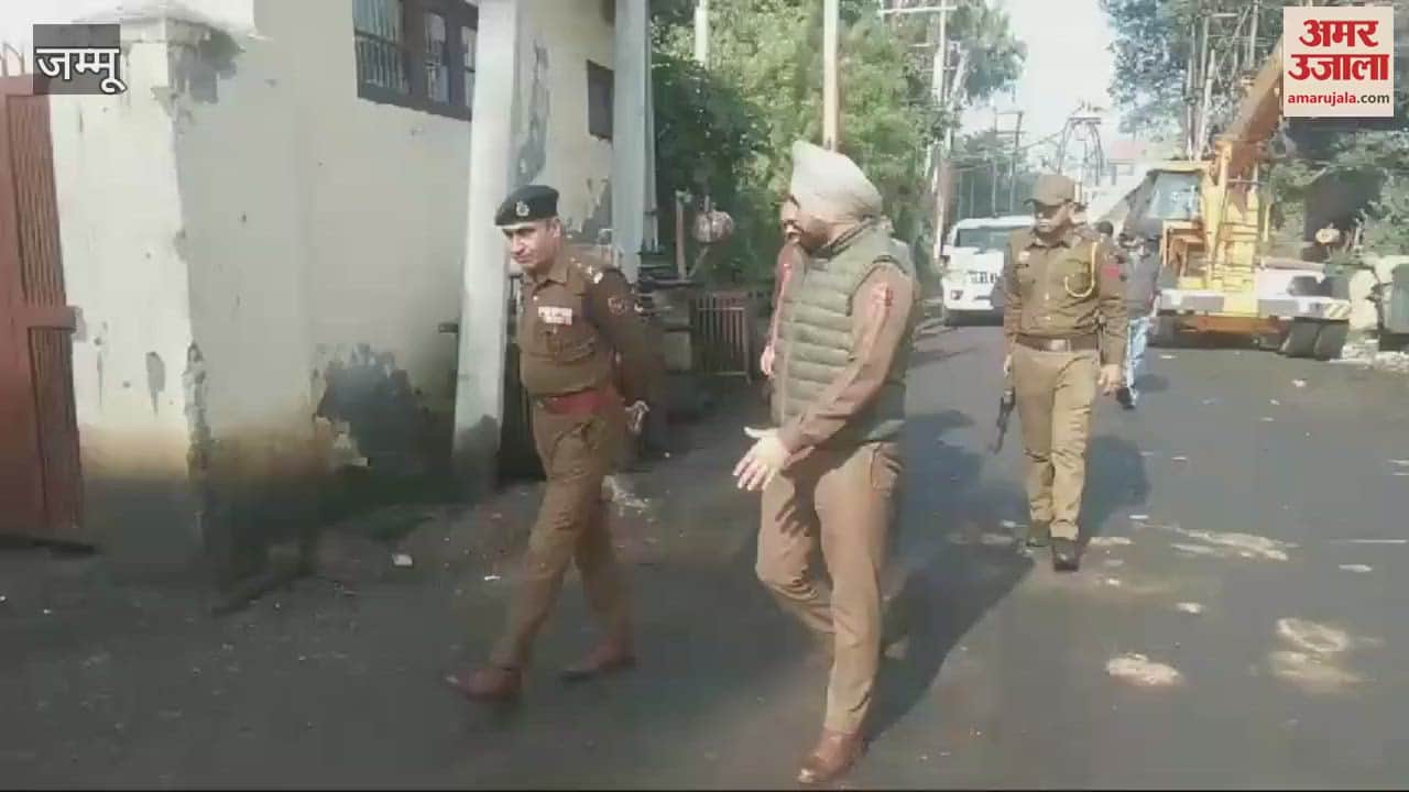 VIDEO : Attempt to steal at the electricity department store in RS Pura, as soon as the police arrived, the thieves opened fire and ran away leaving the vehicle.