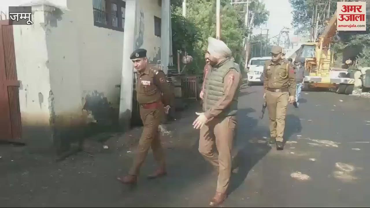 VIDEO : Attempt to steal at the electricity department store in RS Pura, as soon as the police arrived, the thieves opened fire and ran away leaving the vehicle.