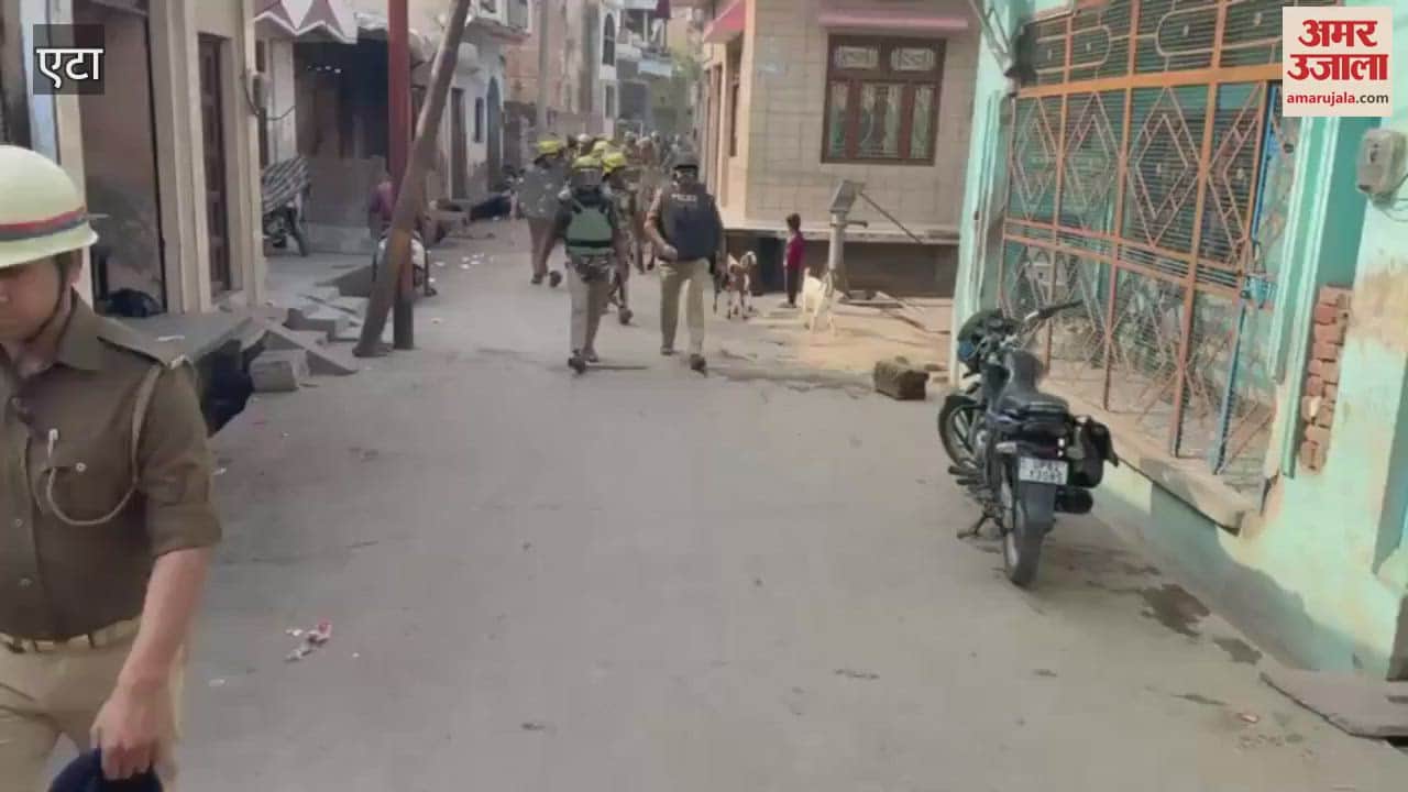 VIDEO : एटा के जलेसर में जुमे की नमाज पर पुलिस रही अलर्ट, किया गया फ्लैग मार्च किया गया