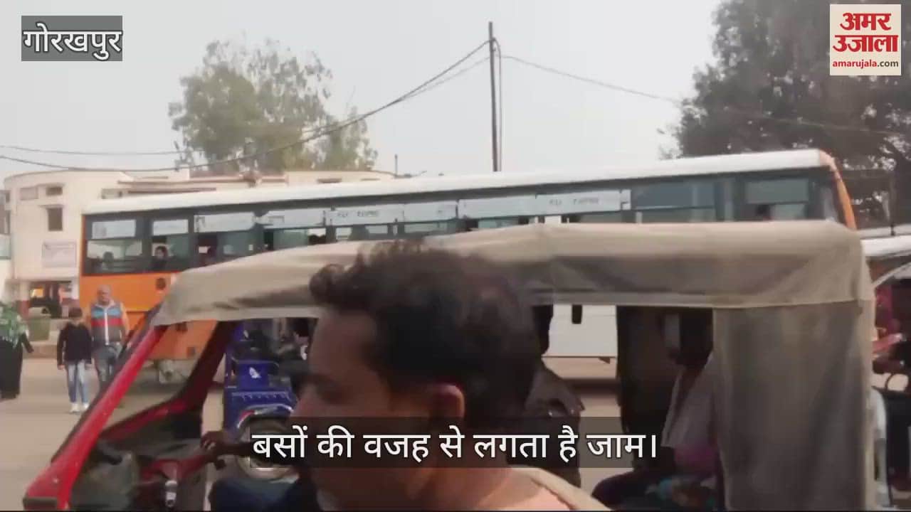 VIDEO : Vehicles going to the university faced problems due to congestion on station road