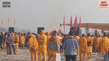 VIDEO : कृपालु महाराज की बेटी की अंतिम यात्रा में उमड़ी भीड़, छह किमी लंबी कतार; भाई के बेटे ने दी मुखाग्नि