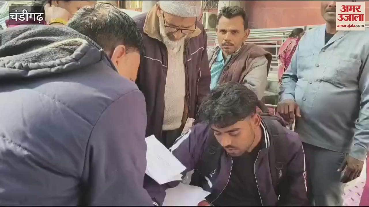 VIDEO : Vendors arrived at the Chandigarh Municipal Corporation office to renew their licenses