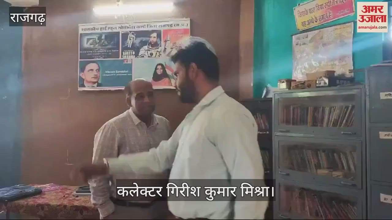 During the inspection, the collector conducted a class for the children of this school, asked questions