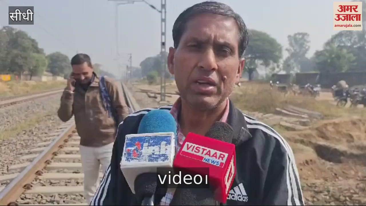 Sidhi News People sitting on roads and railway tracks demanding flyover railway stoppage watch video