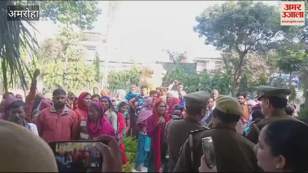 VIDEO : Demonstration at SP office demanding arrest of accused in the death of two youths in Naugawan