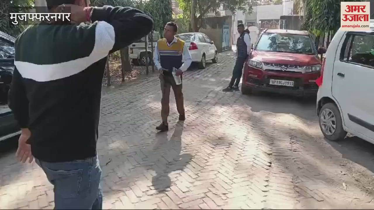 VIDEO : In Muzaffarnagar, a Jal Nigam contractor, hurt by not getting his payment, attempted self-immolation by sprinkling diesel on himself