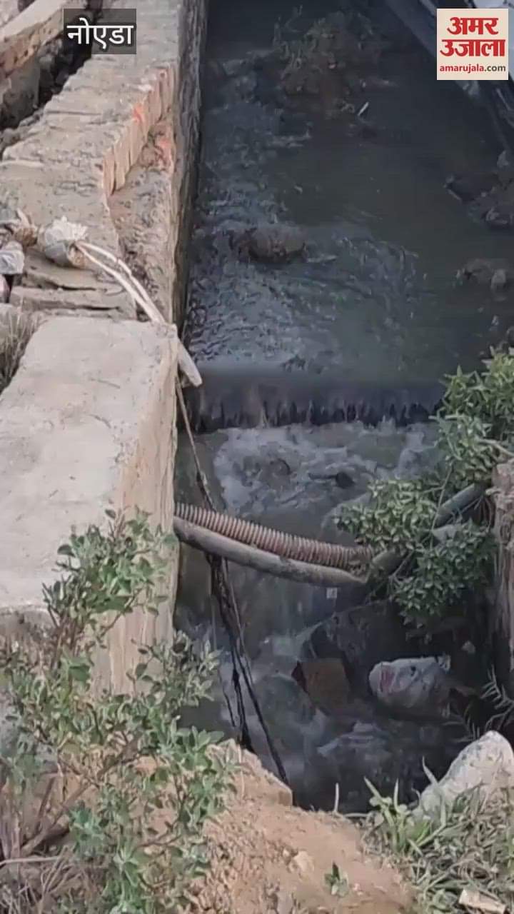 VIDEO : A car fell into an open drain in Greater Noida