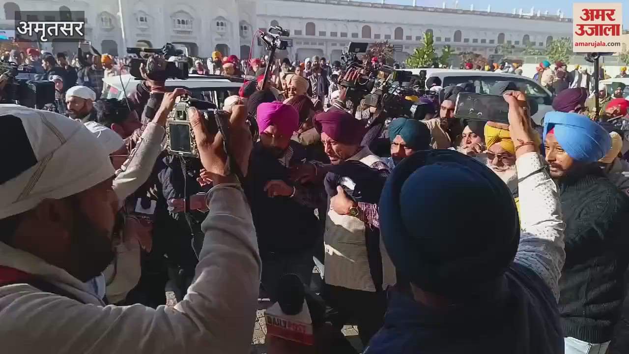 VIDEO : Sukhbir Badal attacked in amritsar