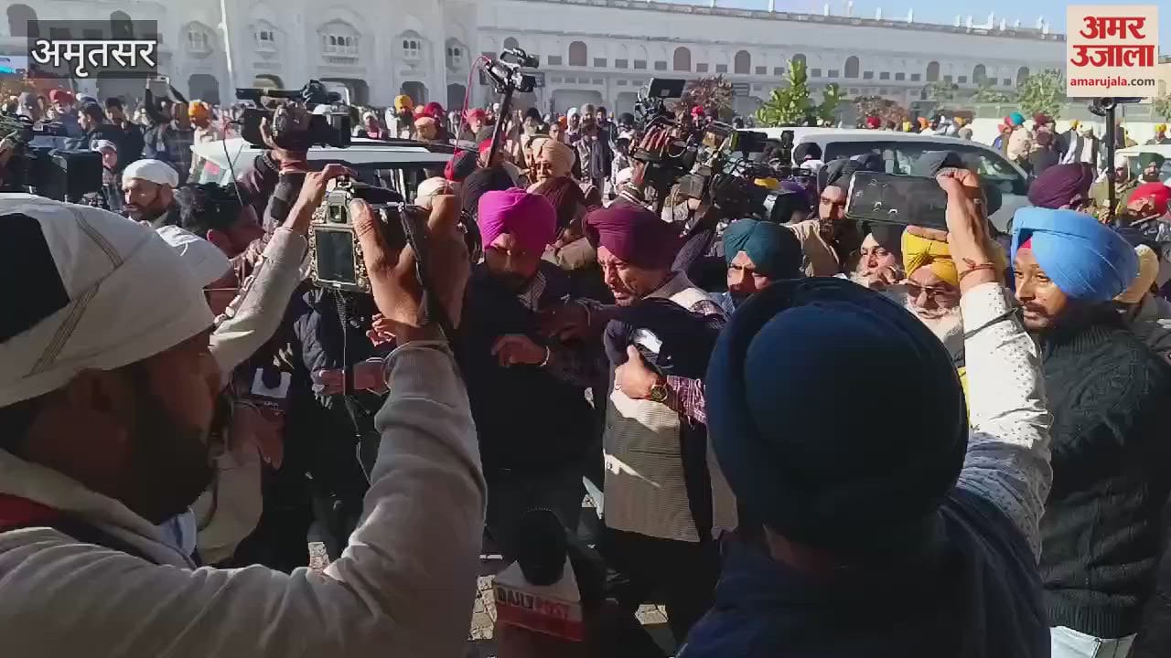 VIDEO : Sukhbir Badal attacked in amritsar