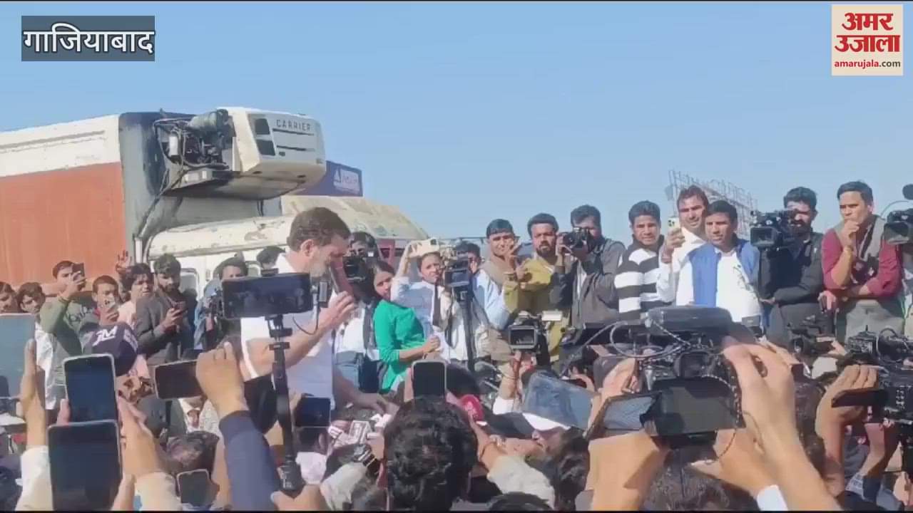 VIDEO : Rahul Gandhi spoke to Congress workers at UP Gate