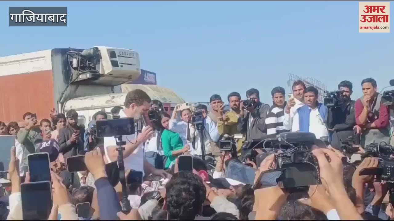 VIDEO : Rahul Gandhi spoke to Congress workers at UP Gate