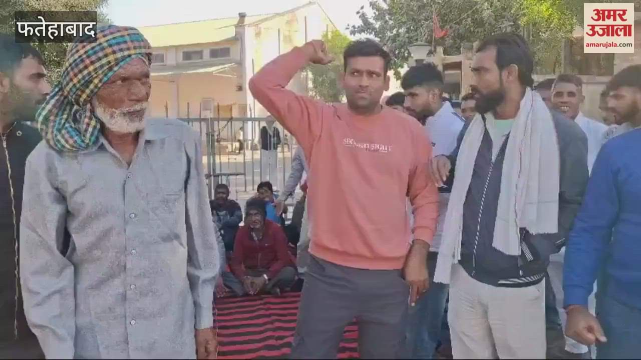 VIDEO : टोहाना में एफसीआई मजदूरों ने कार्यालय के मुख्य गेट पर जड़ा ताला, भट़्टू में दिया धरना