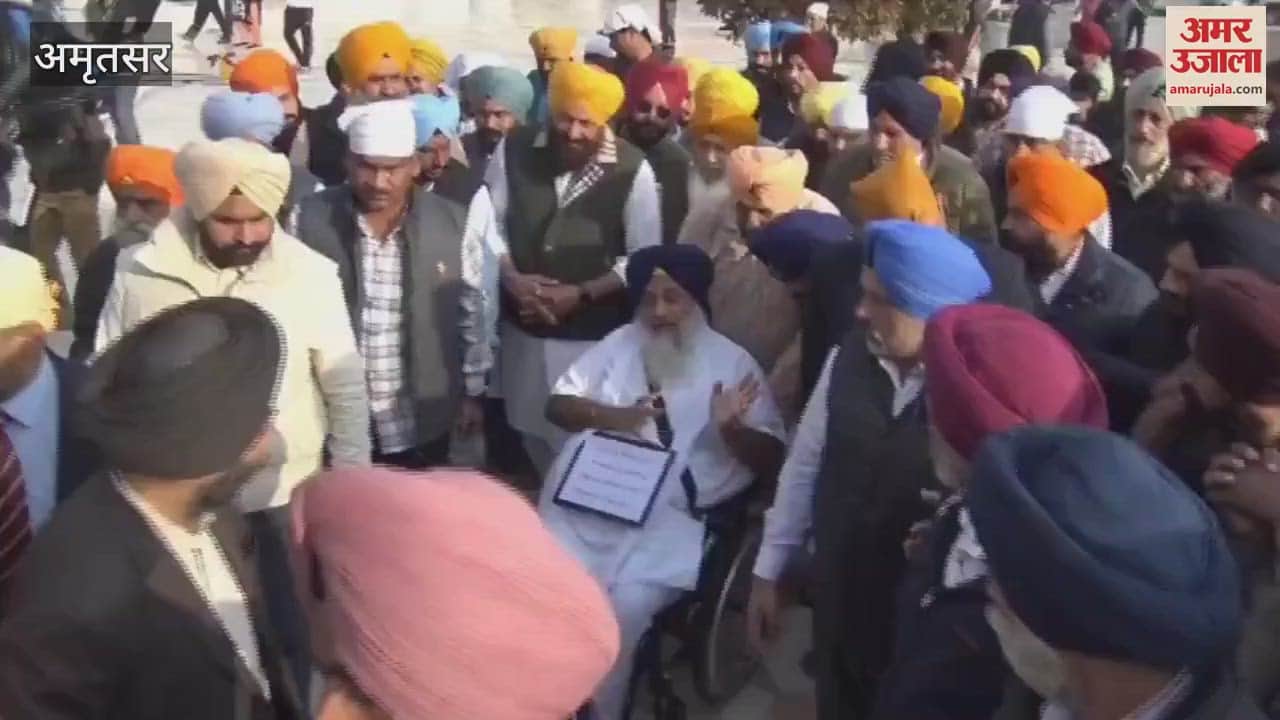 VIDEO : Sukhbir Badal reached Golden Temple to serve his sentence with a plaque hanging around his neck