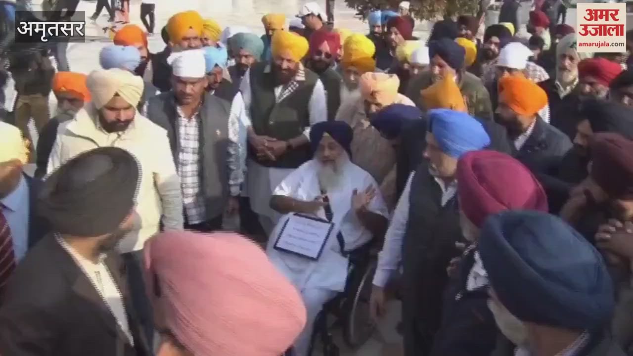 VIDEO : Sukhbir Badal reached Golden Temple to serve his sentence with a plaque hanging around his neck