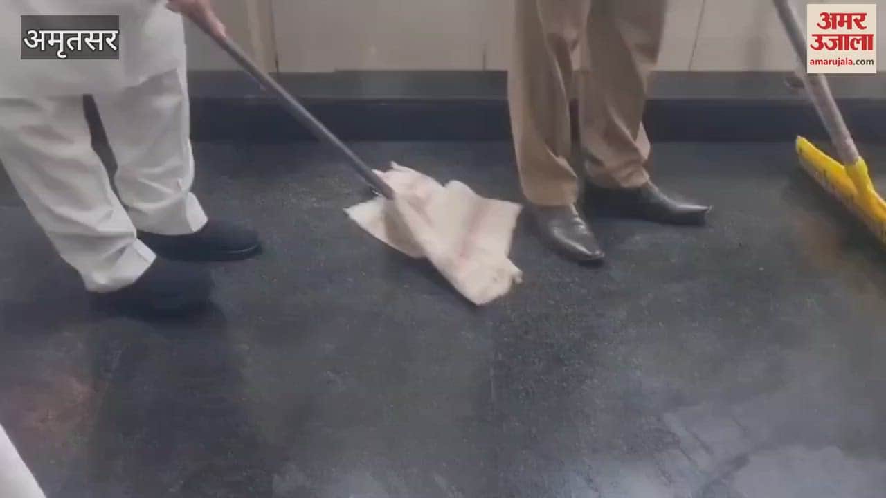 VIDEO : Akali leaders who received religious punishment cleaned the bathrooms