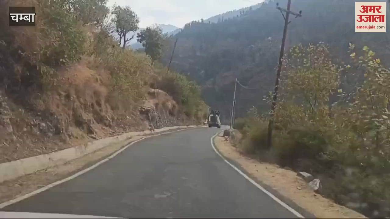 VIDEO : Passengers are being seated on the roof of the taxi on the Teesa-Bairgarh road in Chamba