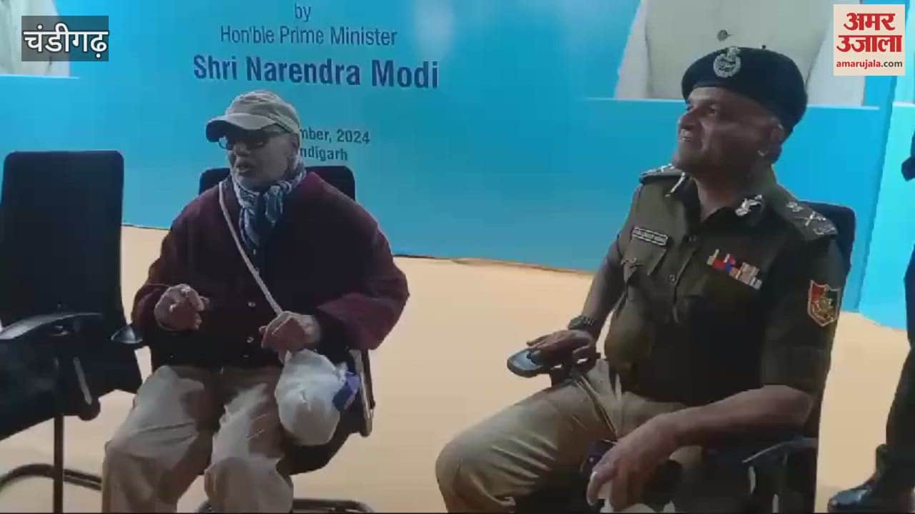 VIDEO : 85 year old man recites poem on khaki to DGP