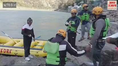 VIDEO : Kerala youth Dead body recovered near Laxman Jhula drowned at Neem Beach Rishikesh Uttarakhand News in hindi