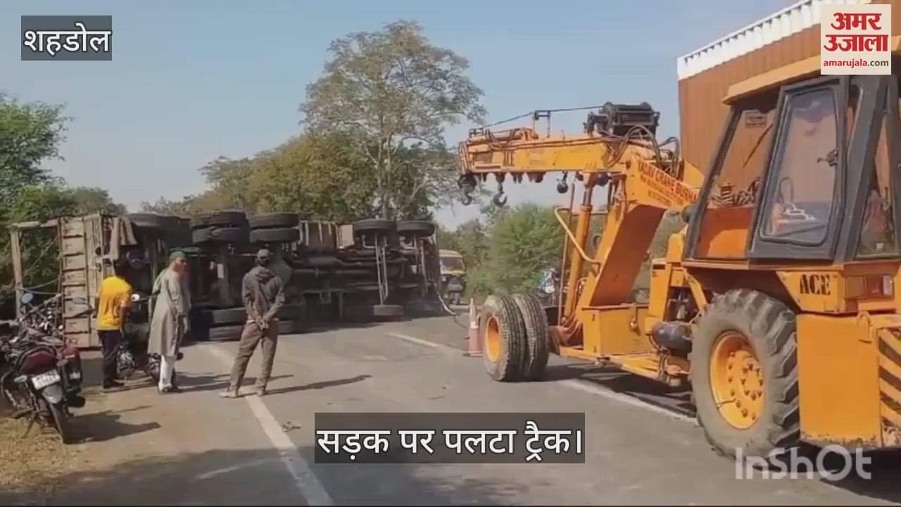 Truck laden with iron overturned in the middle of the road in shahdol