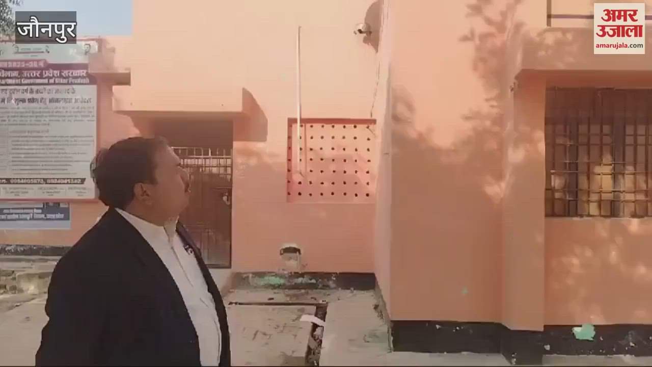 VIDEO : Block Education Officer office Sujanganj opens late parents to wait