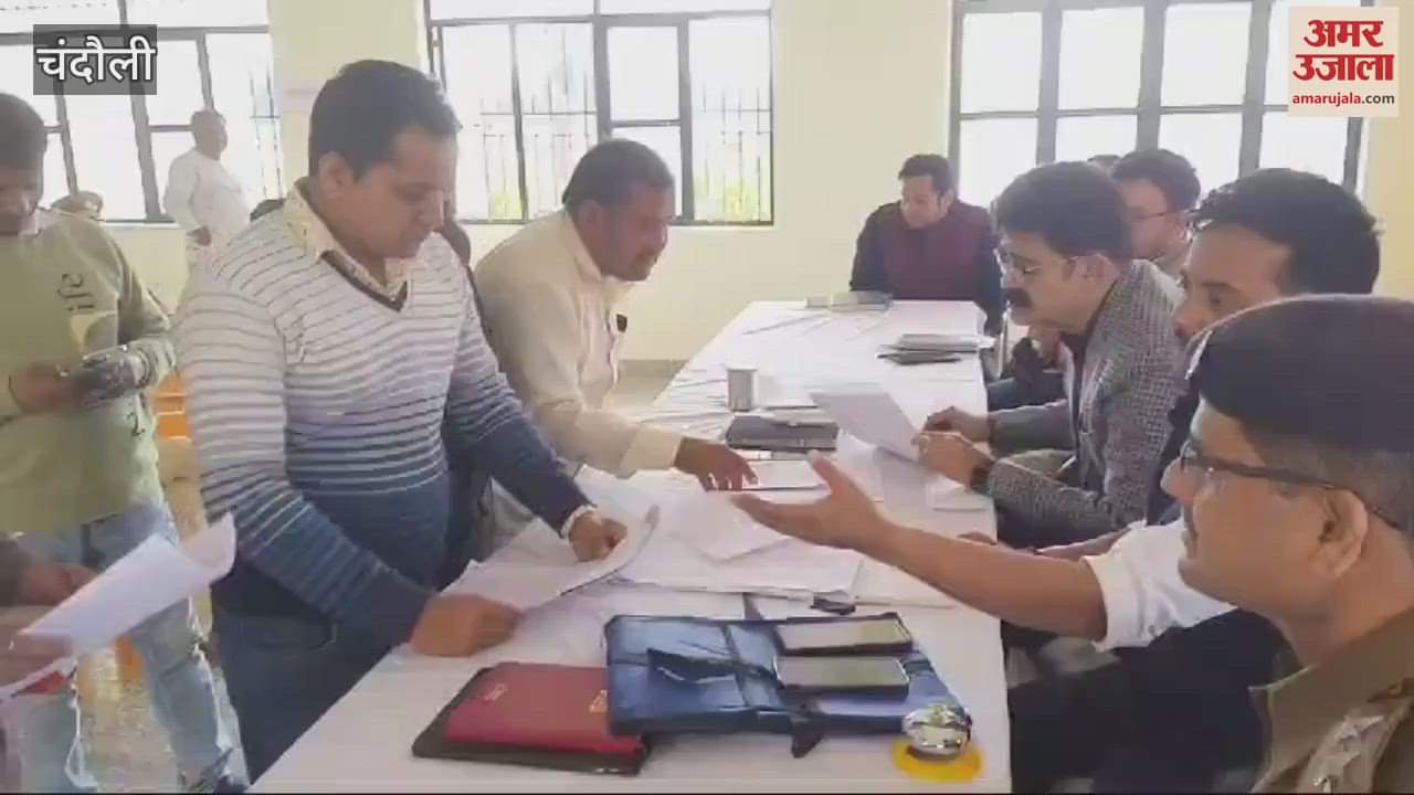 VIDEO : Make death certificate two days DM reprimanded ADM Panchayat youth rounds block seven months
