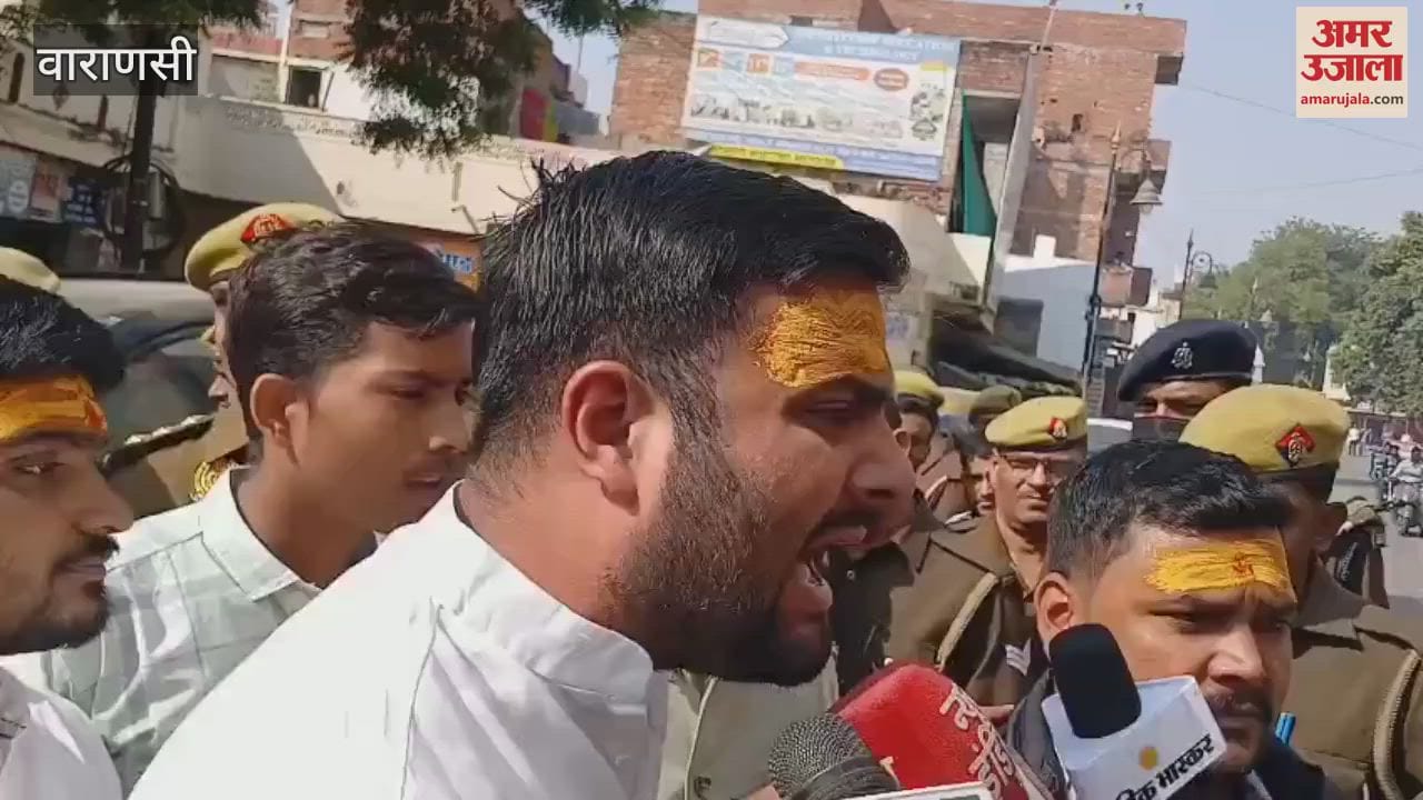 VIDEO : Students ruckus outside UP college recite Hanuman Chalisa police stops them