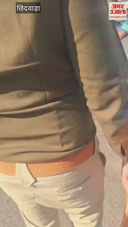 Chhindwara Police used baton on drunkard at Fawara Chowk TI beat him in public in market watch viral video