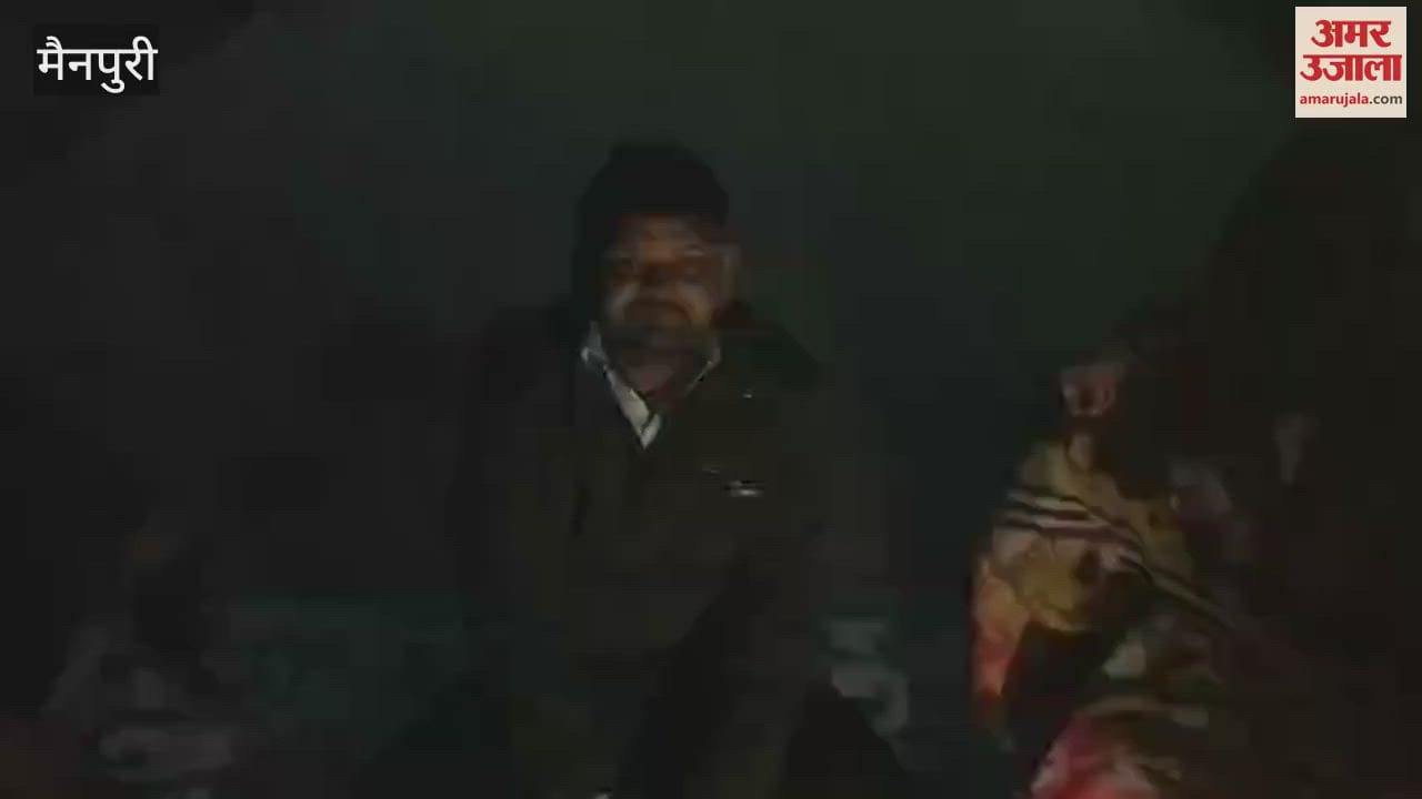 VIDEO : ये है मैनपुरी पुलिस...थाने के गेट पर धरने दे रहा युवक, सीओ के इस कृत्य से है नाराज