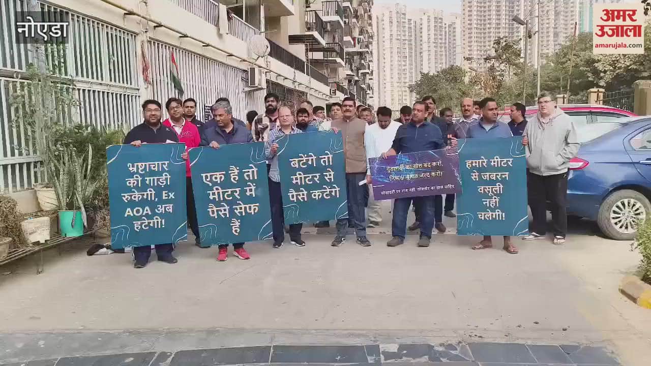 VIDEO : Residents demonstrated at Gaur City Fourth Avenue against not holding elections