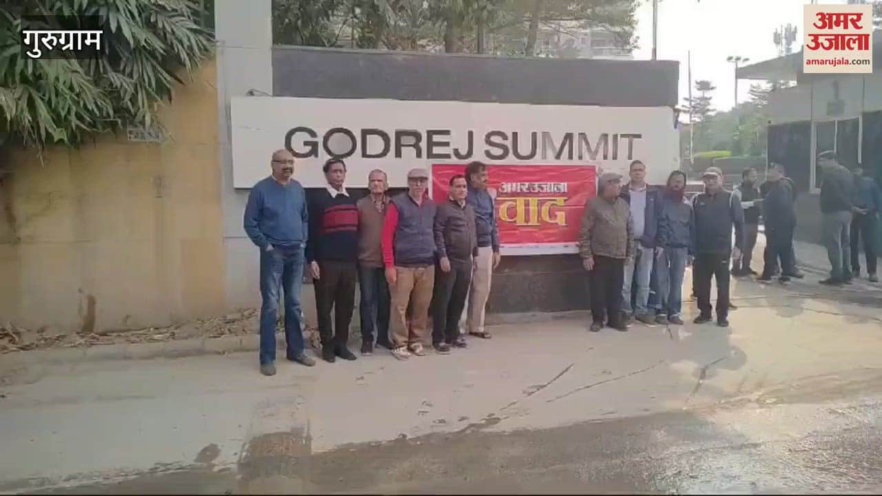 VIDEO : A society has been built on a narrow revenue road dirty water is spread on the road