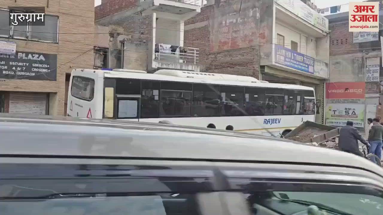 VIDEO : bus runs over a youth and cattle both die in Gurugram