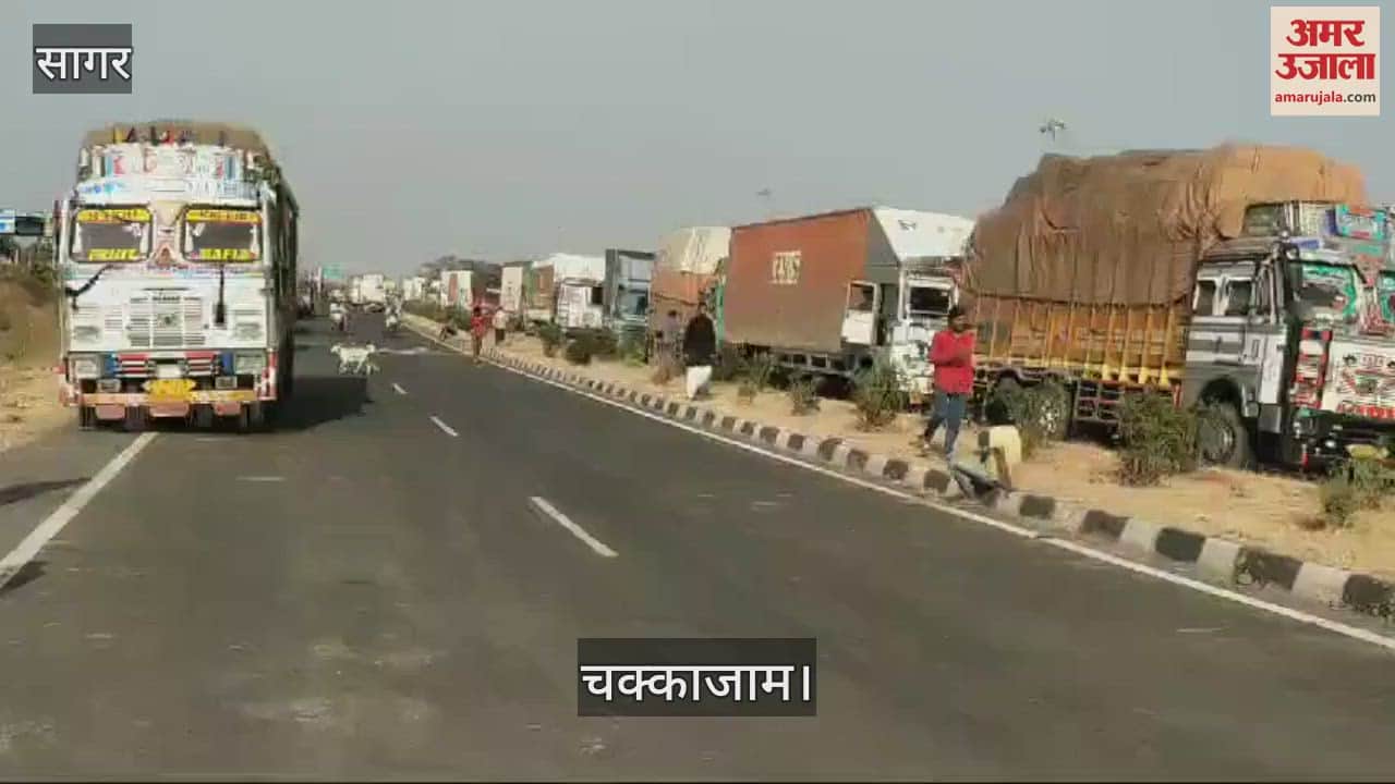 Truck full of chilli overturned on NH 44 highway  in sagar