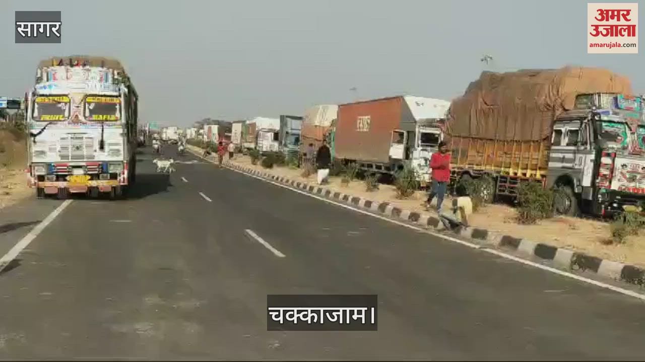 Truck full of chilli overturned on NH 44 highway  in sagar