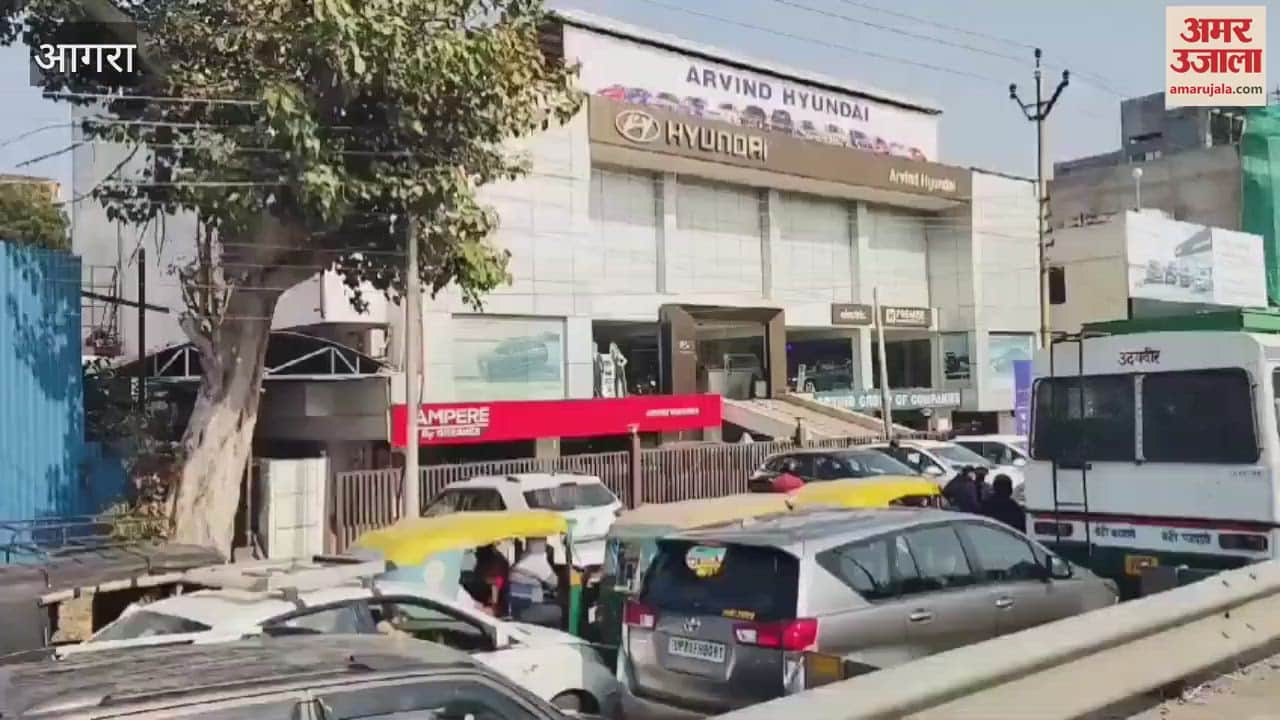 VIDEO : आगरा-दिल्ली हाईवे पर सर्विस रोड हुआ जाम, वाहनों की लगी लंबी कतार