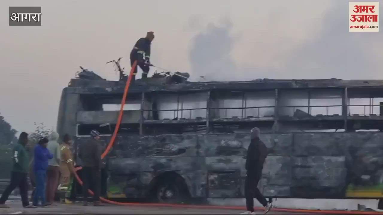 VIDEO : डबल डेकर बस बनी आग का गोला, यात्रियों ने खिड़कियों से कूदकर बचाई जान