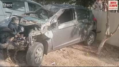 VIDEO : Car fell down from Jindal Over Bridge in Hisar, hit electric pole; two youth injured