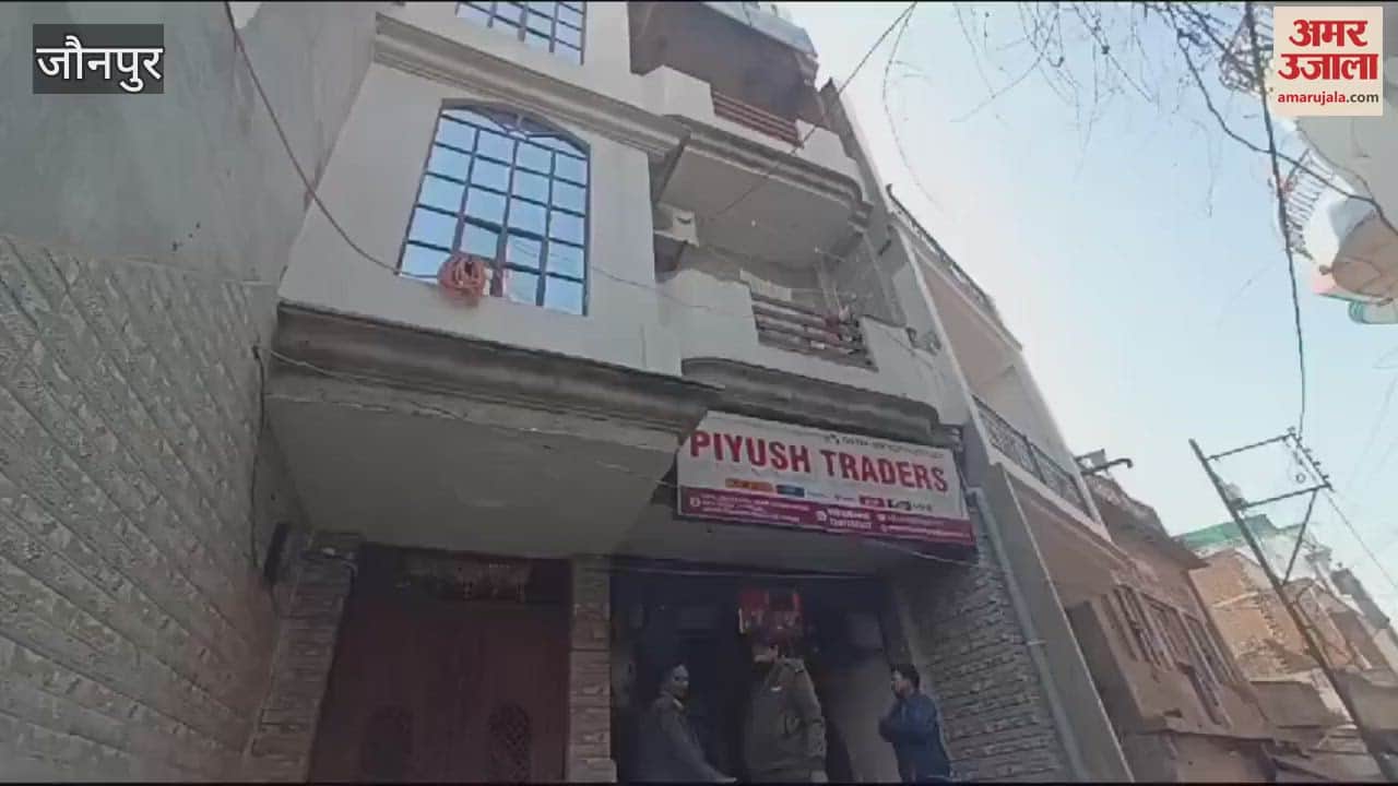 VIDEO : Atul Subhash Suicide Nikita brother and mother threatened the media persons from the balcony of the house
