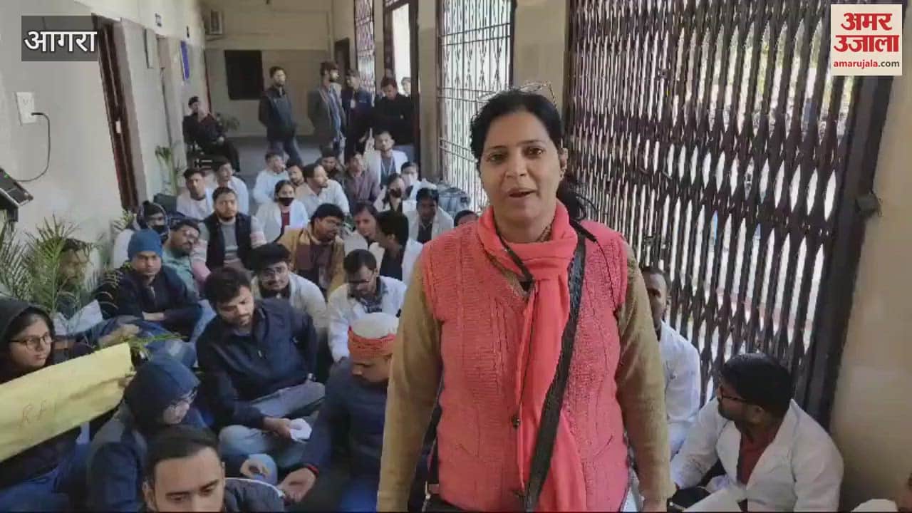 VIDEO : आगरा विवि के परीक्षा नियंत्रक कार्यालय के बाहर धरने पर बैठे बीएचएमएस के छात्र-छात्राएं, ये है वजह