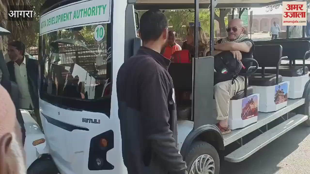 VIDEO : फतेहपुर सीकरी में हादसा: दीवान ए आम बुकिंग विंडो के सामने टकराईं गोल्फ कार्ट, महिला पर्यटक सहित कई चोटिल