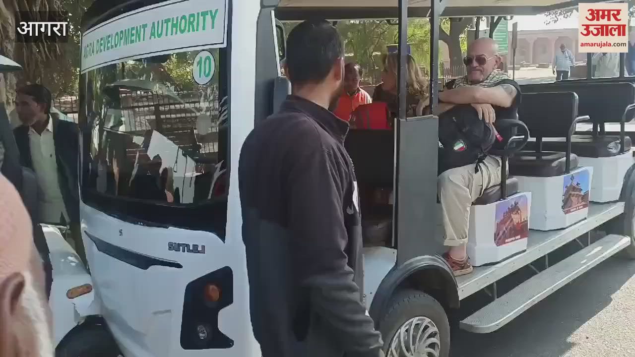 VIDEO : फतेहपुर सीकरी में हादसा: दीवान ए आम बुकिंग विंडो के सामने टकराईं गोल्फ कार्ट, महिला पर्यटक सहित कई चोटिल