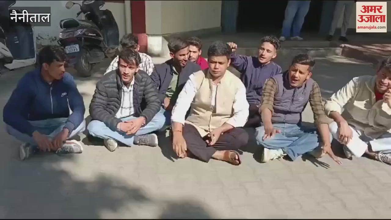 VIDEO : ओखलकांडा के लोगों ने श्रम विभाग कार्यालय में तालाबंदी की, दिया धरना; लगाए आरोप