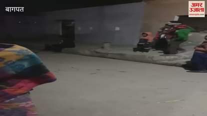 VIDEO : In Baghpat, a young man swung an axe in the street, then created a lot of ruckus