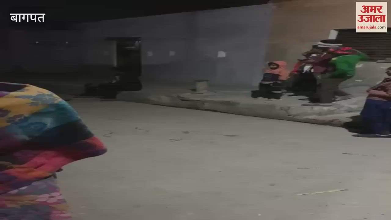 VIDEO : In Baghpat, a young man swung an axe in the street, then created a lot of ruckus